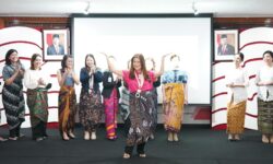 Dharma Wanita Persatuan KBRI Manila Promosi Berkain Nusantara