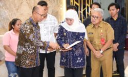 Kemlu Serahkan Korban TPPO kepada Gubernur Jawa Timur