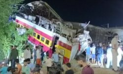 Lebih dari 230 Orang Tewas dan 900 Orang Luka-luka Dalam Tabrakan Kereta di India Timur