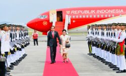 Presiden Jokowi dan Ibu Iriana Tiba di Malaysia Usai dari Singapura