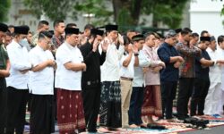 Jokowi dan Ibu Iriana Salat Iduladha di Istana Yogyakarta Bareng Masyarakat