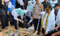 Menteri LHK Siti Nurbaya Pungut Sampah Plastik di Pantai Banua Patra Balikpapan