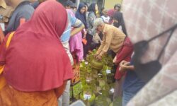 Warga Gunung Samarinda Baru Balikpapan Antre Elpiji 3 Kilogram, Harga Rp19 Ribu/Tabung
