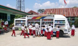 Mobil Perpustakaan Keliling PT Kideco Jaya Agung Layani 73 Sekolah