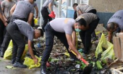 Edukasi Masyarakat, Personel Polda Kaltim Bersih-bersih Sampah di Pasar dan Pantai