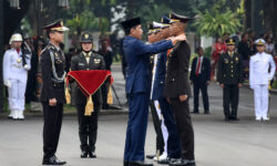 Jokowi Lantik 833 Perwira Remaja TNI dan Polri