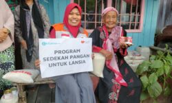 Sedekah Pangan Buat Lansia di Samarinda