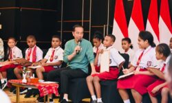 Ketika Jokowi Berikan Kuis Matematika Hadiah Sepeda di Papua