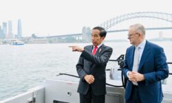 Momen Keakraban Presiden Jokowi Bersama PM Albanese di Kapal