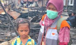 Isak Tangis Saat Rumah Zakat Beri Bantuan Logistik ke Korban Kebakaran: Semua Habis Bu
