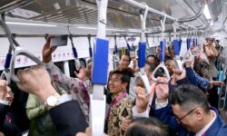 Jokowi Ajak Duta Besar ASEAN Naik MRT