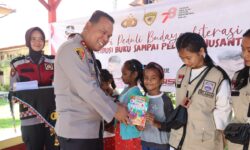 Cerdaskan Anak Bangsa, Polres Nunukan Bagikan 500 Buku ke Rumah Belajar