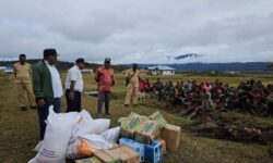 Bantuan Sembako Kapolri Tiba di Papua Tengah