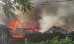 Pemadam-Relawan Samarinda Bantu Padamkan Api Hanguskan 4 Bangunan di Kukar