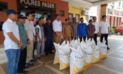 Hauling Lintasi Kebun Sawit, PT JTN Berikan Kompensasi Pupuk Gratis ke Petani