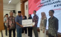 PHM Beri Bantuan Pendidikan Mahakam dan Beasiswa Sarjana Pesisir