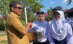 Wali Kota Bontang bagikan 3.250 Paket Seragam Sekolah Gratis