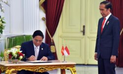 Jokowi – Pham Minh Chinh Bahas Kerja Sama Maritim hingga Kendaraan Listrik