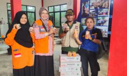 Peduli Tim Padamkan Kebakaran TPA Bukit Pinang, Rumah Zakat Salurkan Kornet dan Bikin Pos Segar