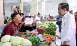 Ke Pasar Merdeka Samarinda, Jokowi Sebut Harga Bahan Pokok Turun Kecuali Beras