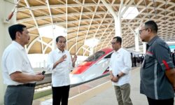 Jokowi Uji Coba Kereta Cepat Jakarta-Bandung