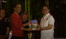 Di IKN, Kadin Indonesia Serahkan Buku Peta Jalan Menuju Indonesia Emas ke Jokowi