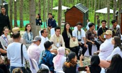 Ketika Jokowi Ajak Para Penggiat Seni Makan Durian di IKN