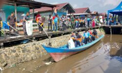 Peringati HUT TNI AL, Lanal Nunukan Bersihkan Sampah di Pemukiman Nelayan Mansapa