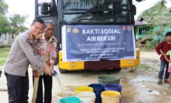 Bidang Humas Polda Kaltara Bagikan 10.000 Liter Air Bersih di Desa Apung 