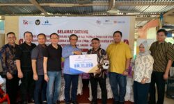 Dirut Bankaltimtara Serahkan CSR ke Sekolah Pelajar Indonesia di Sabah