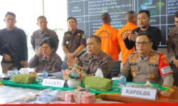 Kapolda Lampung Limpahkan Tersangka dan Barang Bukti Narkotika Jaringan Fredy Pratama Rp24,4 Miliar ke Kejati