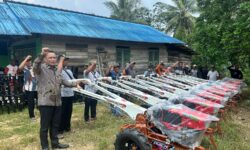 Seno Aji Serahkan Bantuan Handtracktor Kepada 13 Kelompok Tani di Kukar