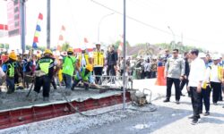 Pastikan Proyek Jalan Sedang Berjalan, Jokowi Cek Langsung ke Lampung