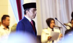 Rangkaian HUT ke-78 TNI, Presiden Jokowi Pimpin Apel Parade Senja di Kemenhan