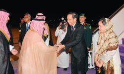 Dari Tiongkok, Presiden Jokowi dan Ibu Iriana Tiba di Riyadh