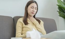Ini 8 Minuman Alami yang Ampuh Redakan Sakit Tenggorokan