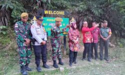 Kunjungi Krayan, Tri Rismaharini dan Deddy Sitorus Serahkan Bantuan Peralatan Sekolah dan PJUTS