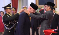 Terima Tanda Kehormatan dari Presiden Jokowi, Presiden FIFA: Kehormatan Buat Saya