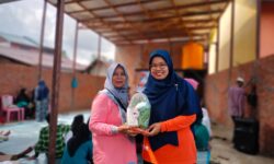 Peringati HKN, Rumah Zakat Bagi Sayur dan Buah Buat Lansia di Kampung Bayur