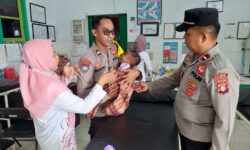 Polisi Evakuasi Balita Terlantar di Semak-semak di Sampit
