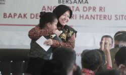 Bertemu  Anak-anak PMI di Nunukan, Risma: Sesulit Apapun, Kalian Tidak Boleh Menyerah
