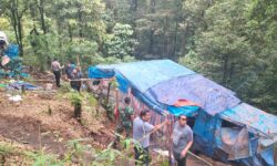 Polri dan TNI Ratakan dengan Tanah Gubuk Narkoba dan Judi