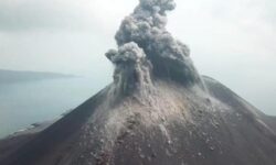 Gunung Anak Krakatau Kembali Erupsi, Nelayan Diminta Tidak Mendekat