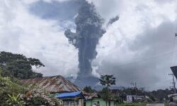 Polda Sumbar Terjunkan Personel Bantu Evakuasi Korban Erupsi Gunung Marapi