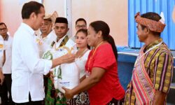 Jokowi Pastikan Bantuan Pangan CBP dan El Nino Sampai ke Warga Kupang