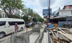 Proyek Drainase di Jalan Dr Soetomo Jalan Terus