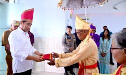 Di Kepulauan Talaud, Presiden Jokowi Dianugerahi Gelar Adat