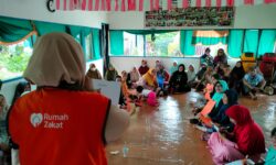 Pegadaian Syariah-Rumah Zakat Salurkan Bingkisan di Samarinda, Haru Ketika Menyimak Tausiyah tentang Ibu