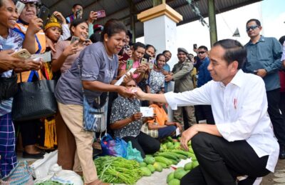 Jokowi Beli Mangga dan Tempe di Pasar Danga