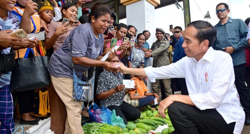 Jokowi Beli Mangga dan Tempe di Pasar Danga